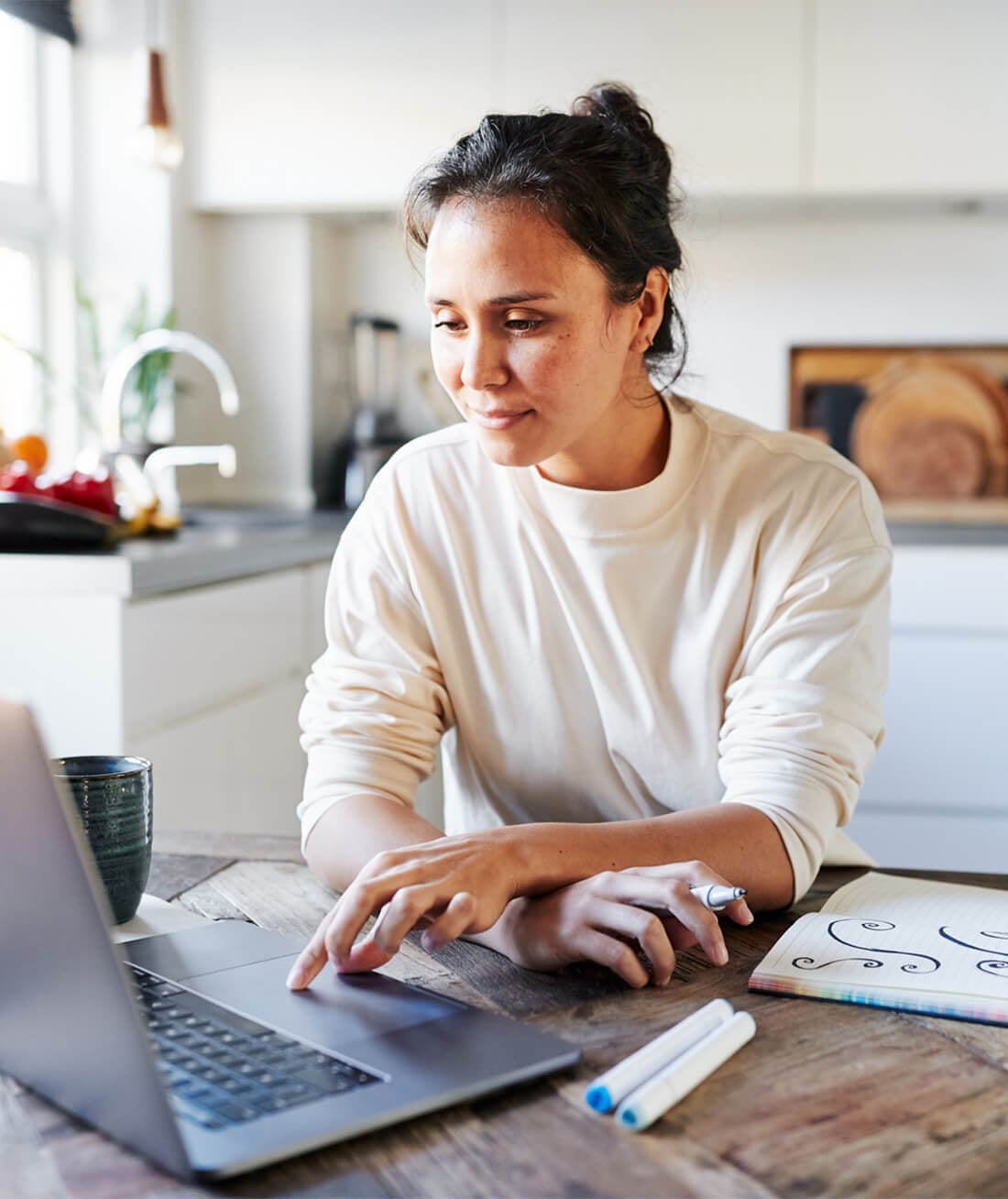 Eine Frau arbeitet von zu Hause aus an der Erstellung einer kostenlosen Website