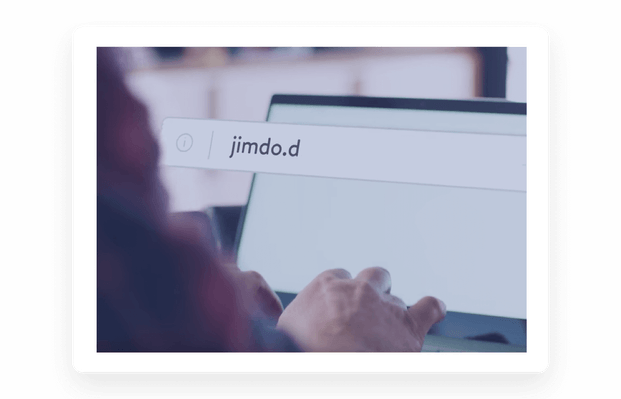 Utilisateur saisissant un nom de domaine Jimdo dans une barre de navigation sur son ordinateur