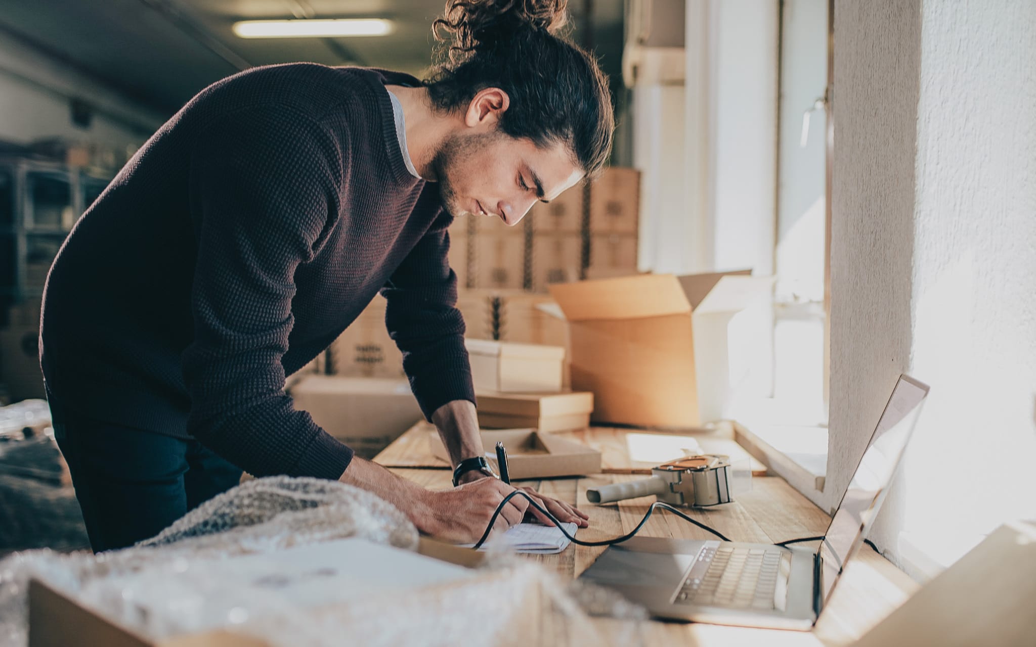 Исследование дома. Man writing Notes. Production ready. Experts
