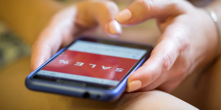 Ein Smartphone auf dessen Bildschirm das Wort Sales zu sehen ist