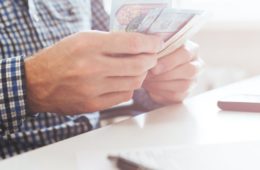 Ein Mann zählt Geldscheine