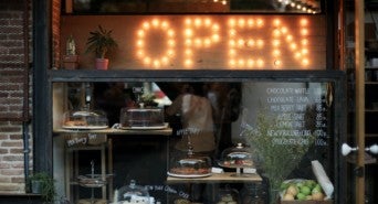 Ein äußerst systemrelevanter Coffeeshop mit einer großen "Open"-Leuchtreklame im Schaufenster