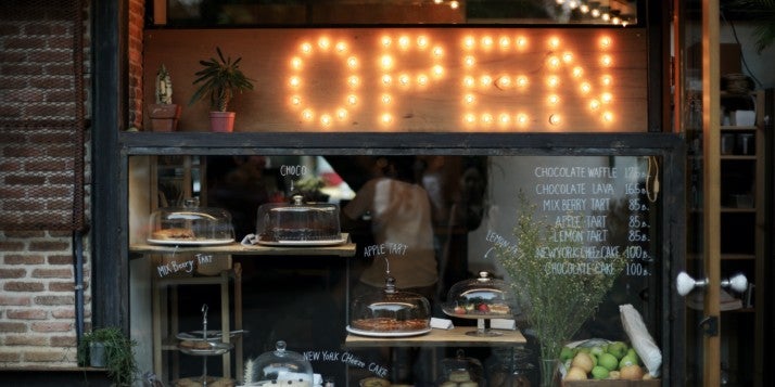 Ein äußerst systemrelevanter Coffeeshop mit einer großen "Open"-Leuchtreklame im Schaufenster
