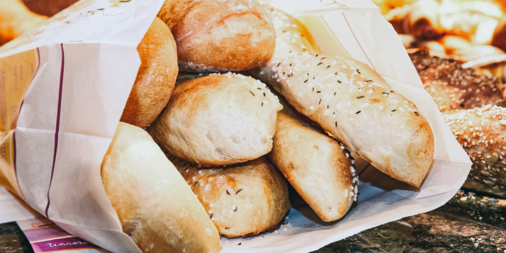 Eine Tüte mit frischgebackenen Brötchen der Bäckerei Metzler