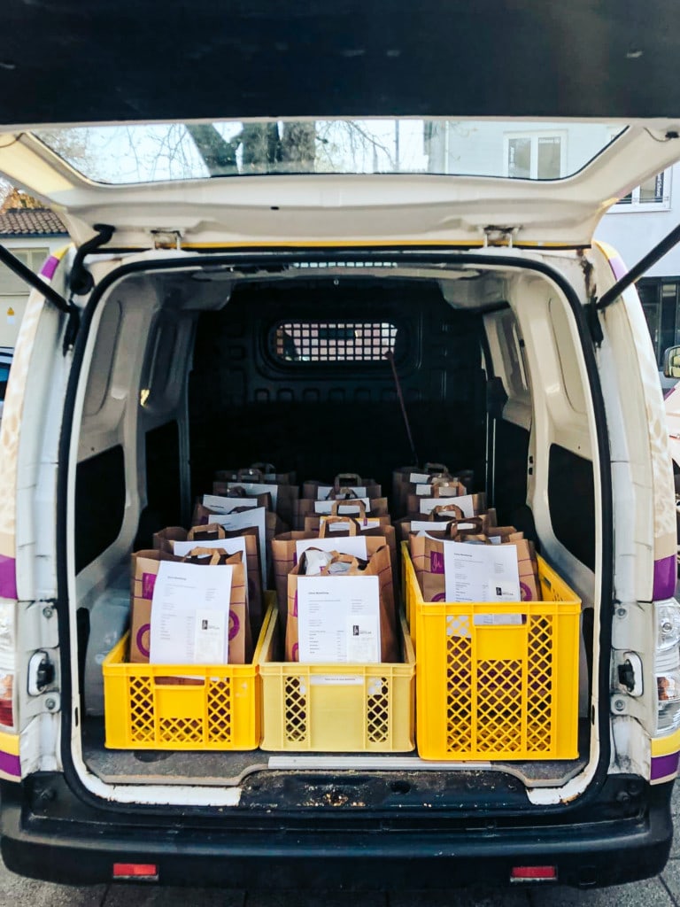 Der beladene Brötchen-Transporter kurz vor der Auslieferung