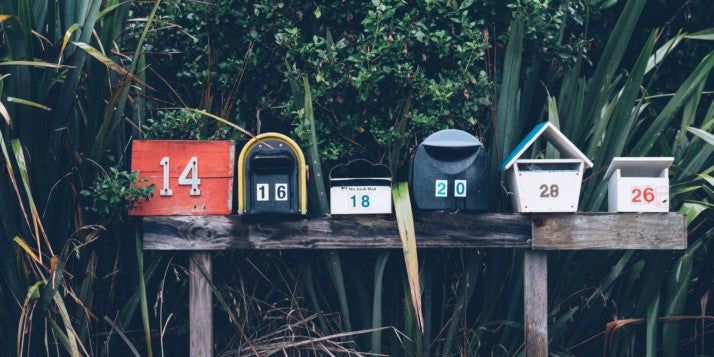 Symbolbild: Mehrere Briefkästen nebeneinander erwarten euren Newsletter