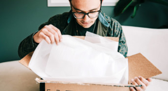 Ein junger Unternehmer sucht nach der richtigen Versandverpackung