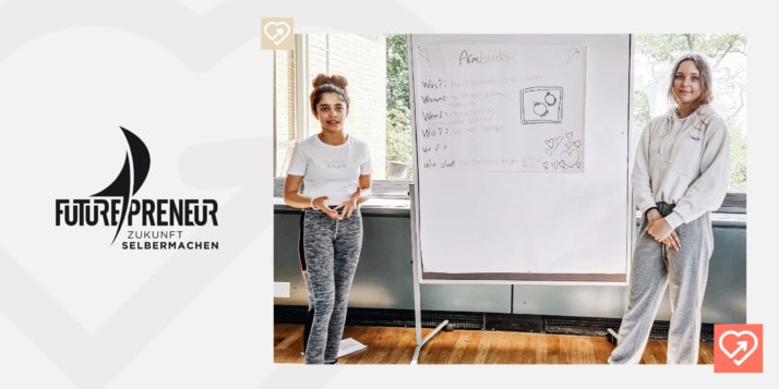 Zahraa und Neele stehen vor einer Tafel und präsentieren bei Futurpreneur ihre Idee