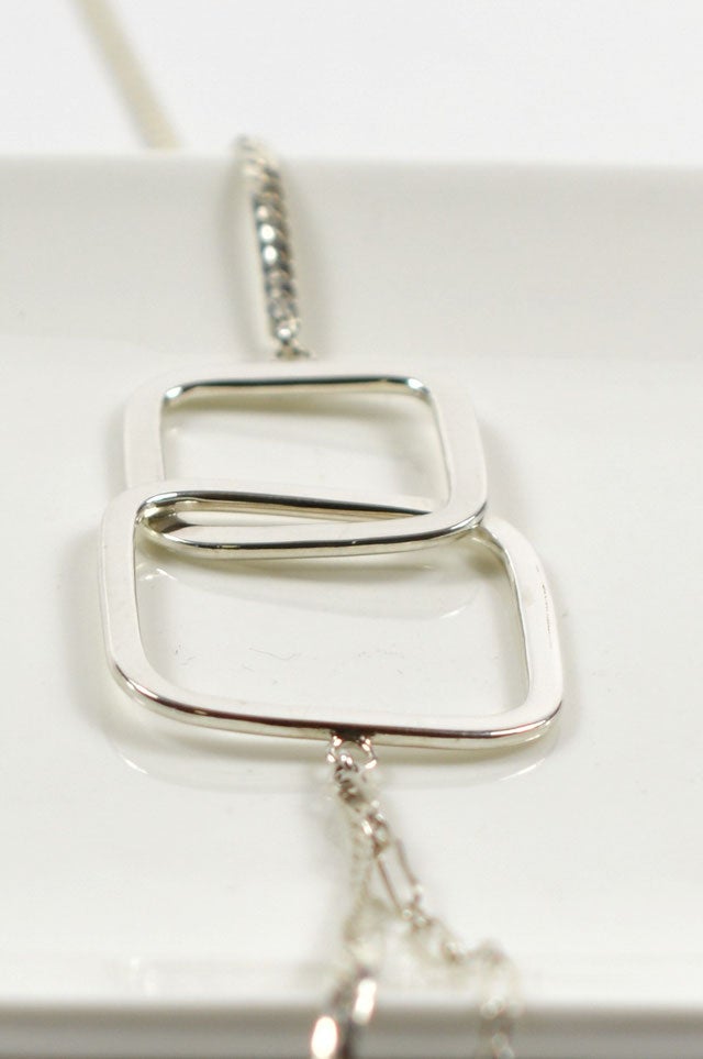 Eine Nahaufnahme einer Kette aus dem Onlineshop von Candice de Rijcke Jewelry