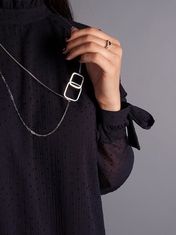 Ein Modell trägt eine Kette aus dem Onlineshop von Candice de Rijcke Jewelry