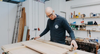 Handwerker Alexander Jägemann arbeitet an einem Produkt in seiner Werkstatt Craft Cafe Hamburg