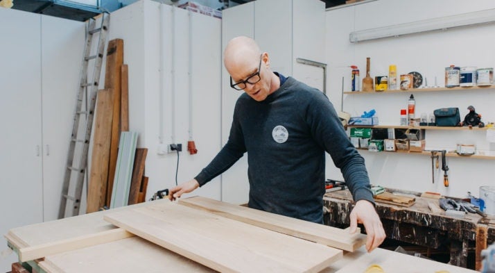 Handwerker Alexander Jägemann arbeitet an einem Produkt in seiner Werkstatt Craft Cafe Hamburg