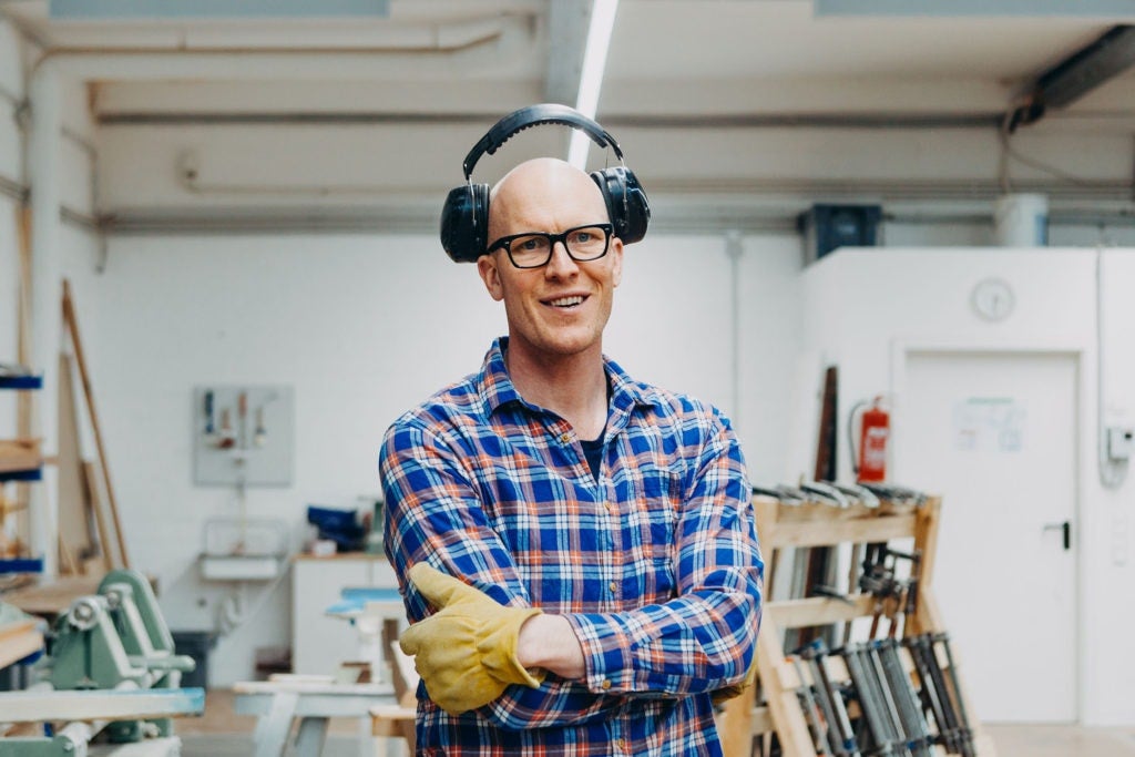 Handwerker Alexander Jägemann steht in seiner Werkstatt im Craft Cafe Hamburg