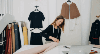 Designerin Birgit beim Bearbeiten eines neuen Kleidungsstückes in ihrem Atelier von SPECTRUM
