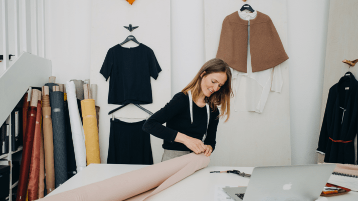Designerin Birgit beim Bearbeiten eines neuen Kleidungsstückes in ihrem Atelier von SPECTRUM