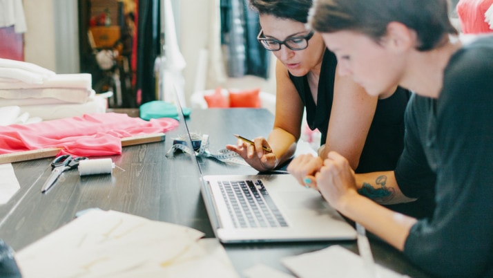 Zwei Frauen arbeiten am Computer Onlineshop