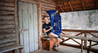 Schlagersänger und Comedian Micha mit seiner blauen Tuba in seinem gewohnten Umfeld