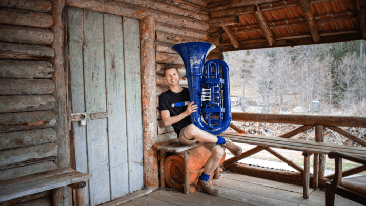 Schlagersänger und Comedian Micha mit seiner blauen Tuba in seinem gewohnten Umfeld