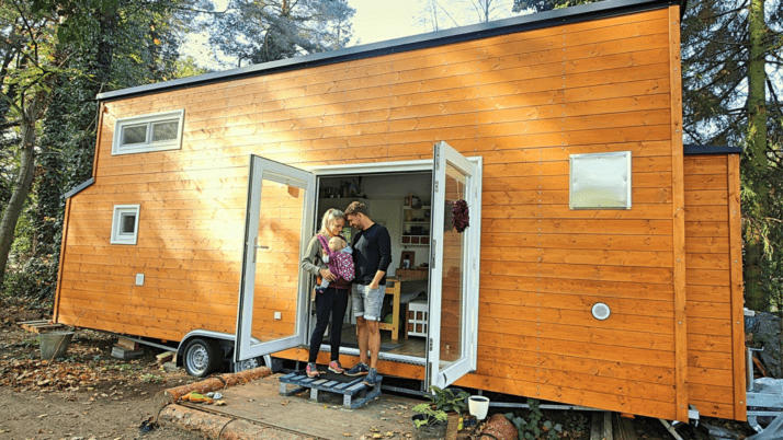 Max mit seiner Partnerin und Tochter vor seinem Tiny House