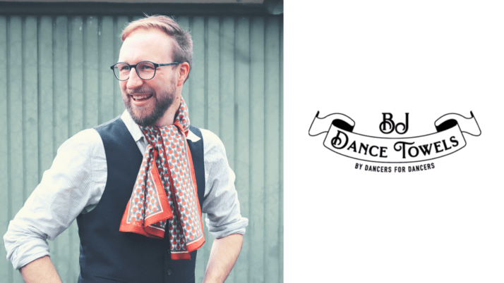 Benedikt von Dancetowels mit einem seiner Handtücher und Logo