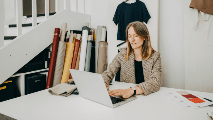 Designerin Birgit beim Bearbeiten ihres Onlineshops