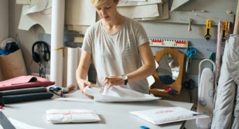 Eine Modedesignerin verpackt ihre Ware