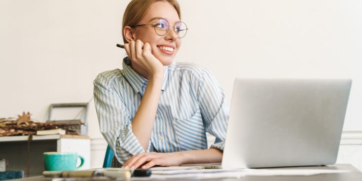 Una mujer personaliza y diseña su propia página web Jimdo