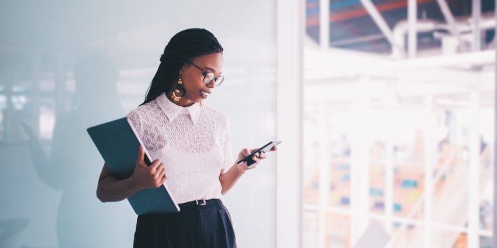 Una mujer navega en una página web optimizada para móviles