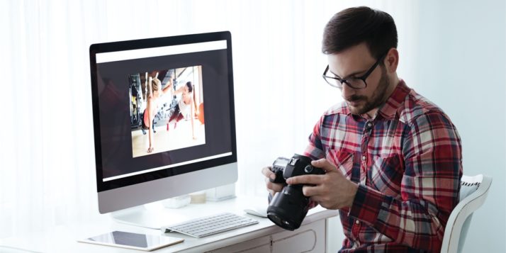 Un fotógrafo trabaja en la edición de sus imágenes.