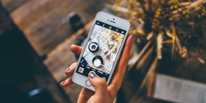 Photo de produits sur une table prise avec un smartphone