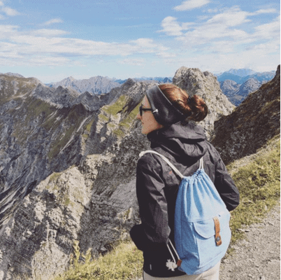 personne voyagante avec un sac
