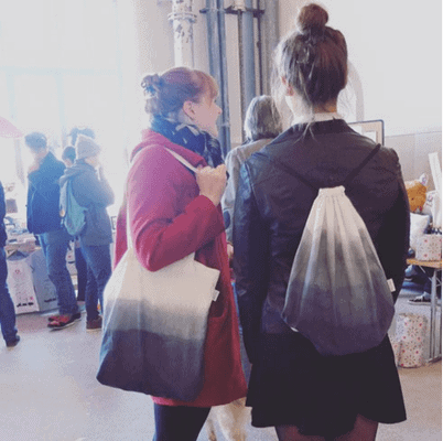 deux personnes avec sacs
