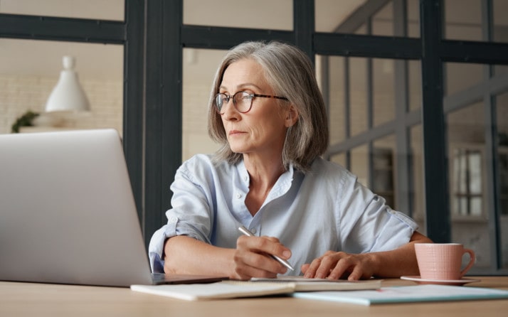 Een vrouw controleert of haar website aan de AVG voldoet.