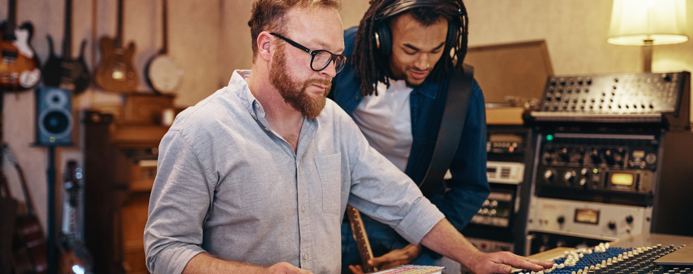 Due musicisti lavorano in uno studio di registrazione