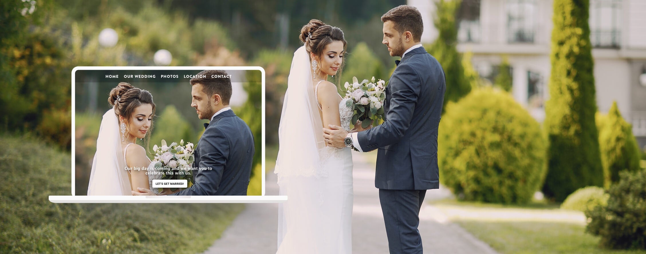 Uomo e donna in abito da sposi posano nel giorno del matrimonio, accanto a una foto del loro sito matrimonio.