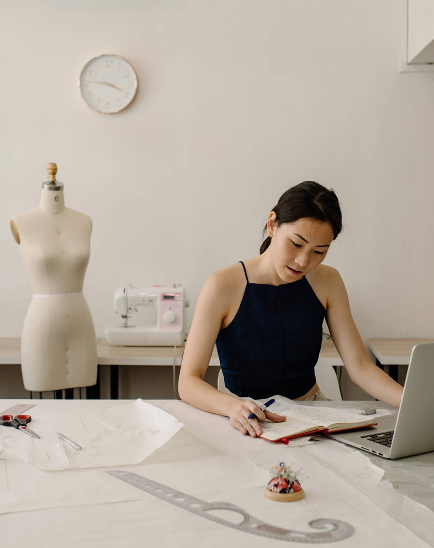 Una estudiante de diseño de moda trabajando en su portafolio online